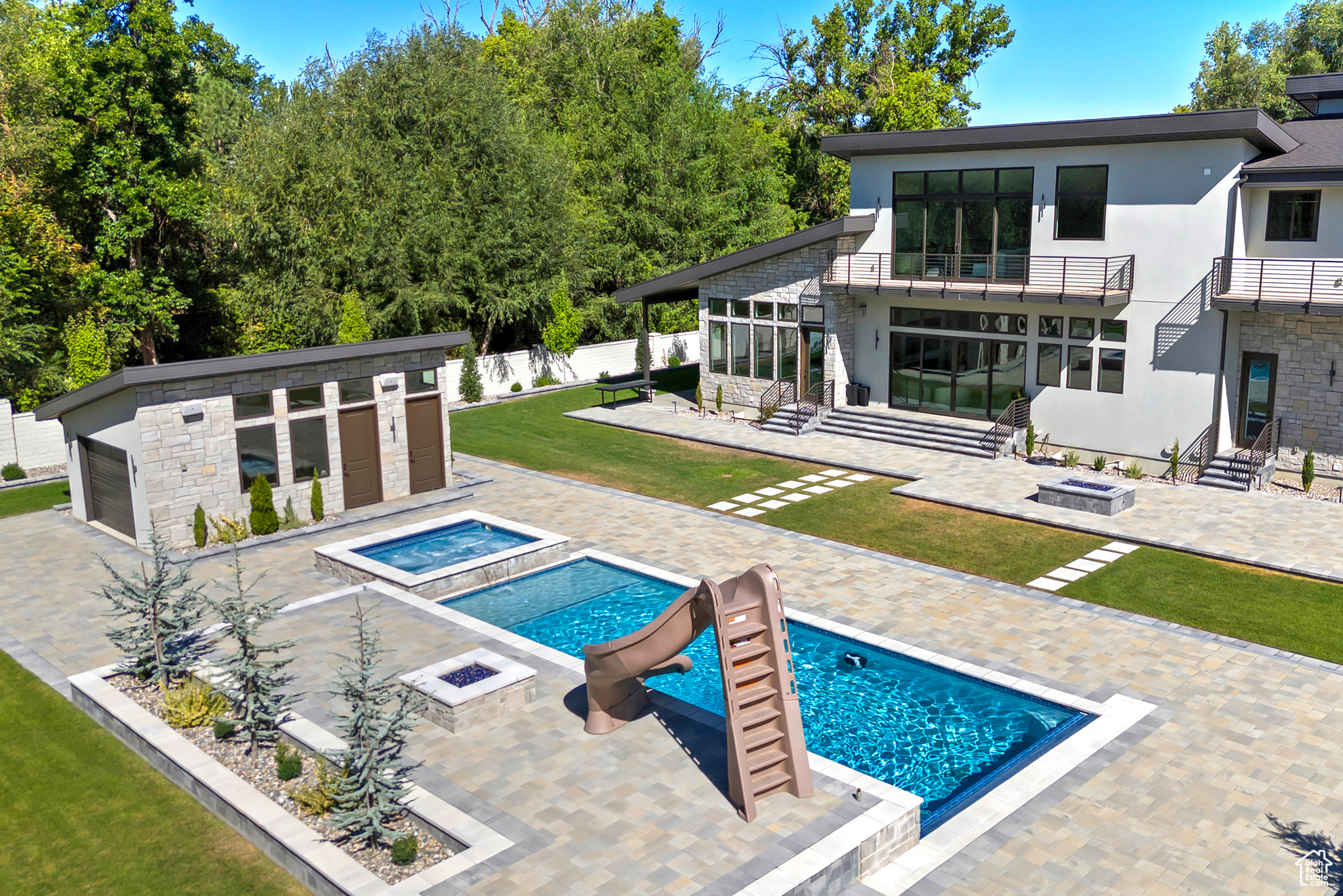 2222 E WALKER LN