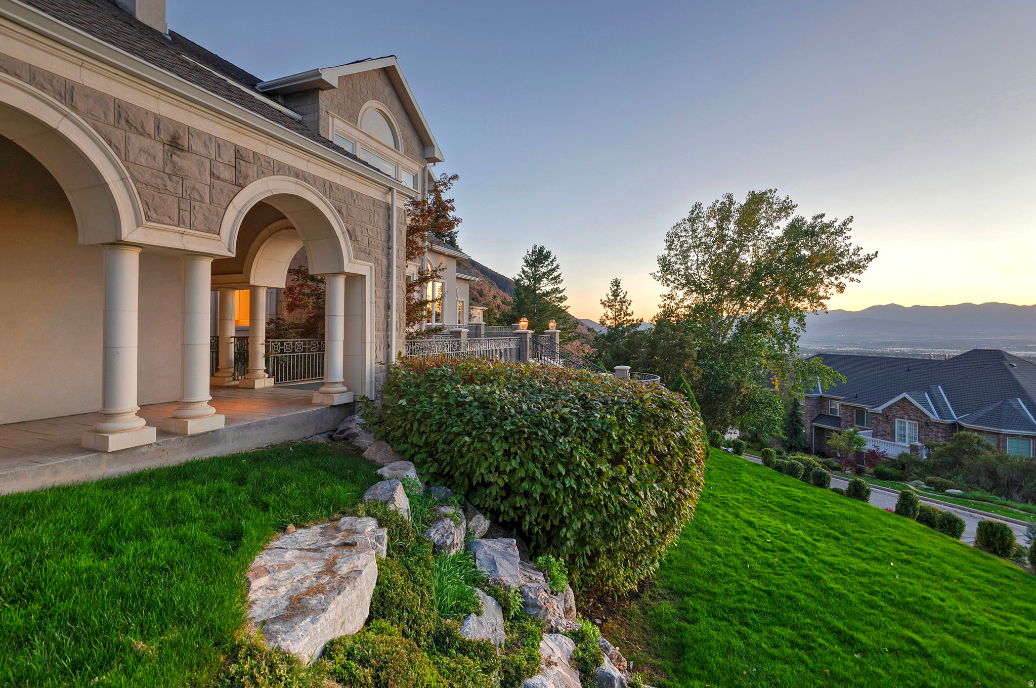 3222 E EAGLE VIEW CIR