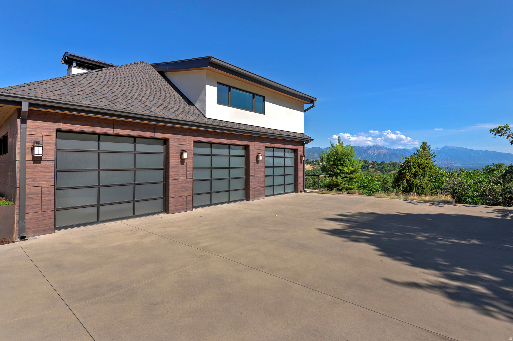 350 E CAPITOL OAKS LN