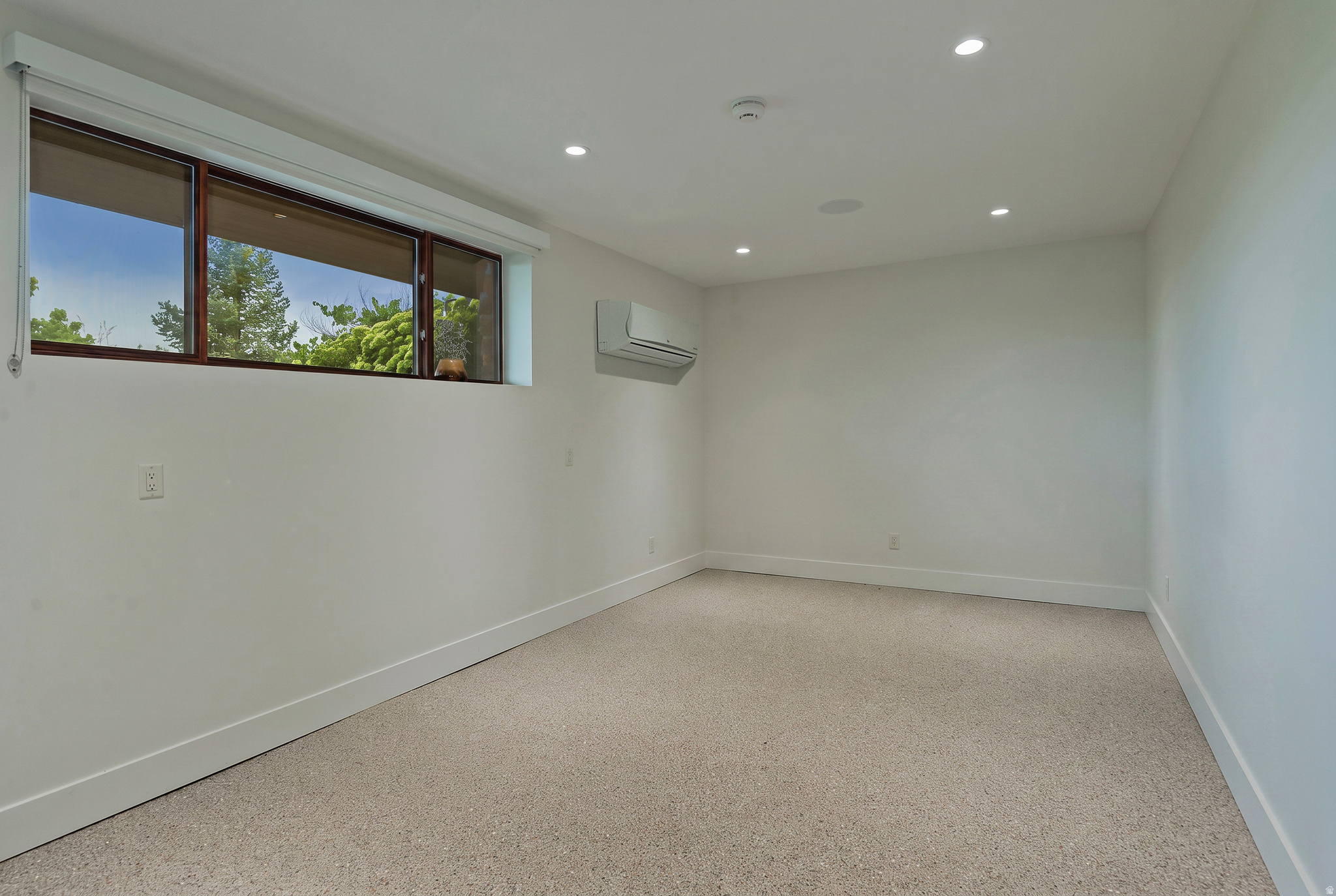 350 E CAPITOL OAKS LN