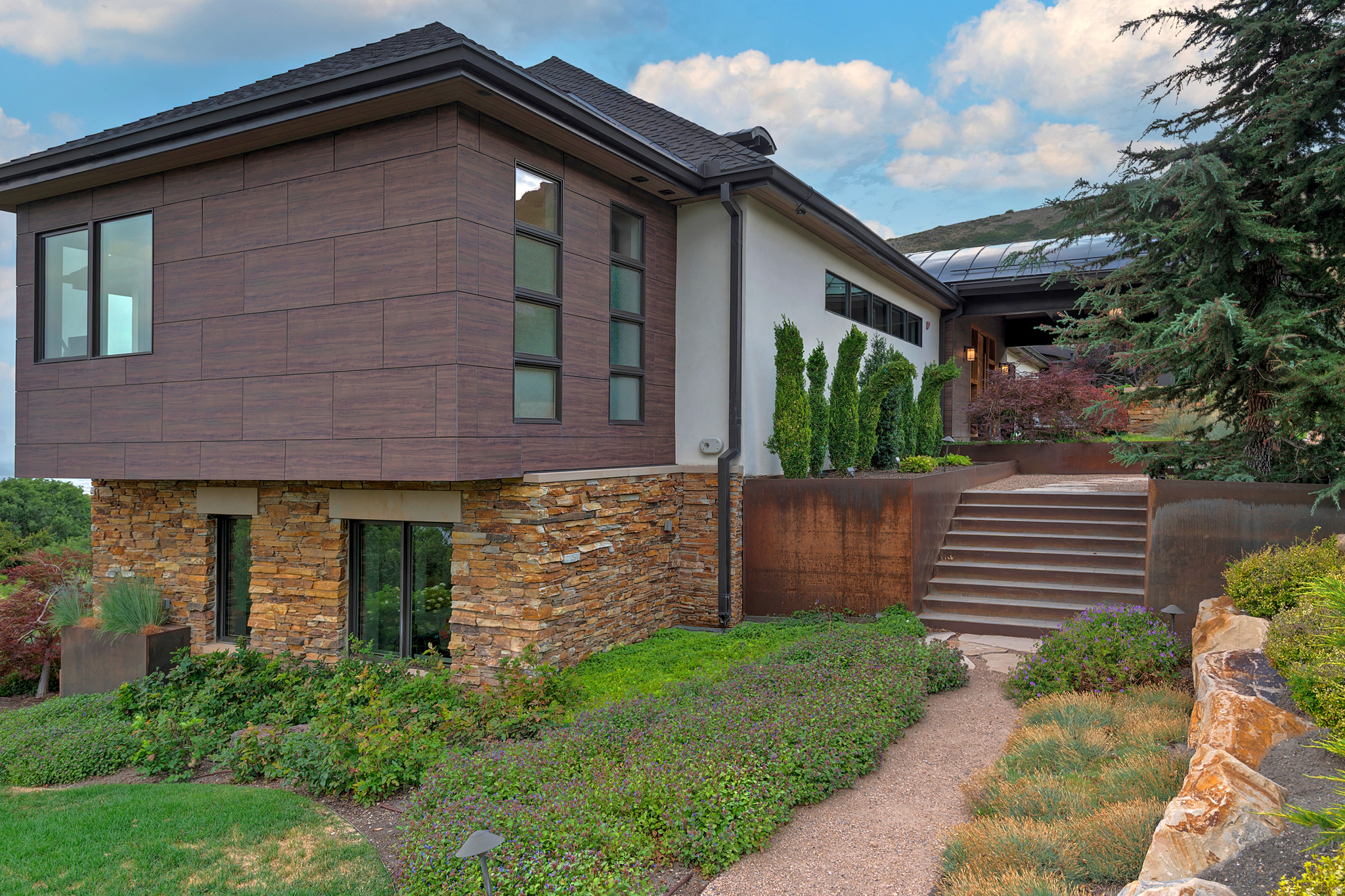 350 E CAPITOL OAKS LN