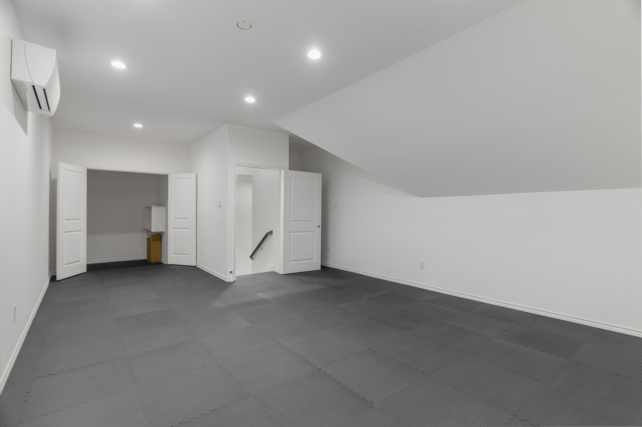 2817 Amesbury