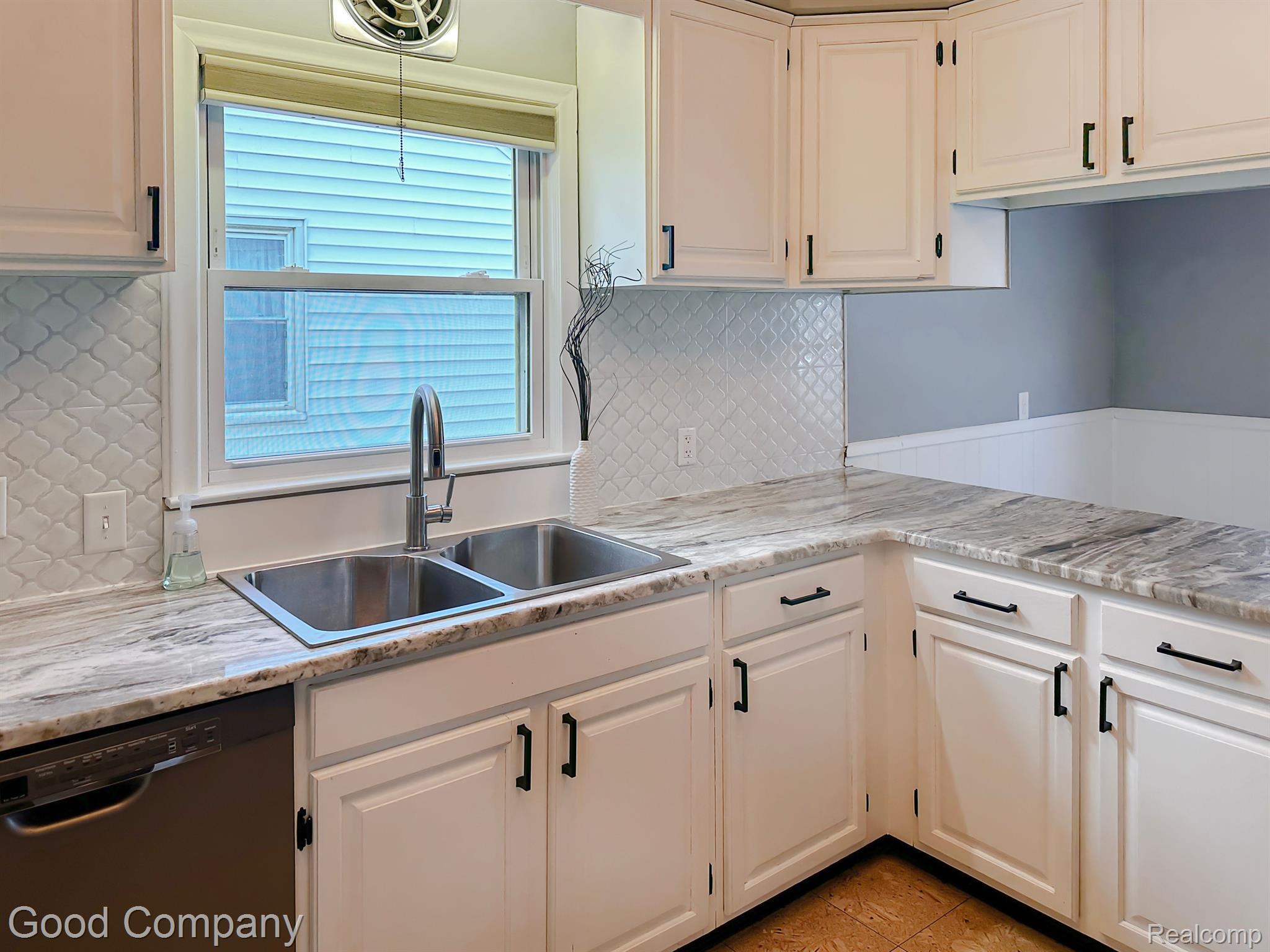 1496 E LINCOLN Street