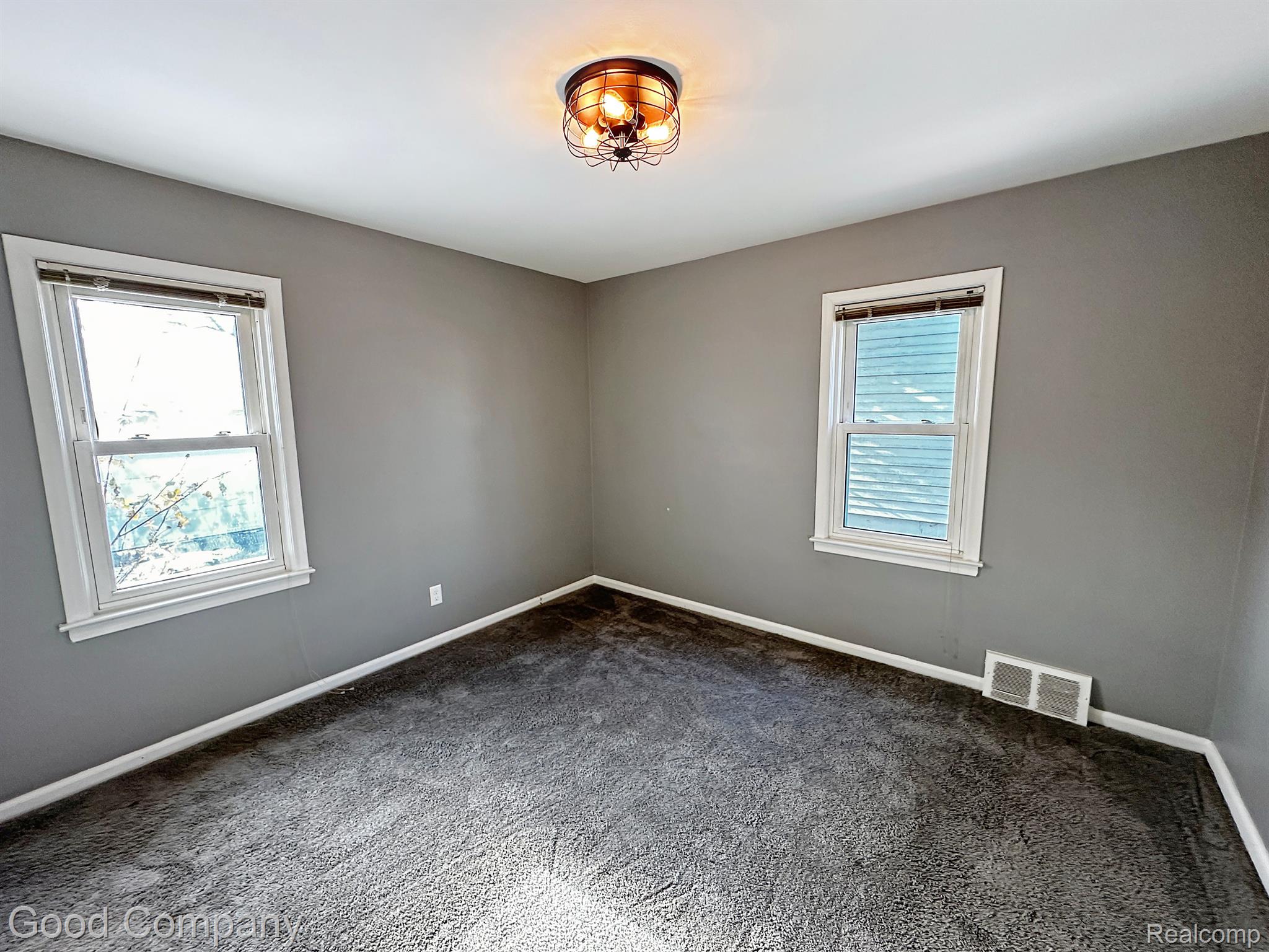 1496 E LINCOLN Street