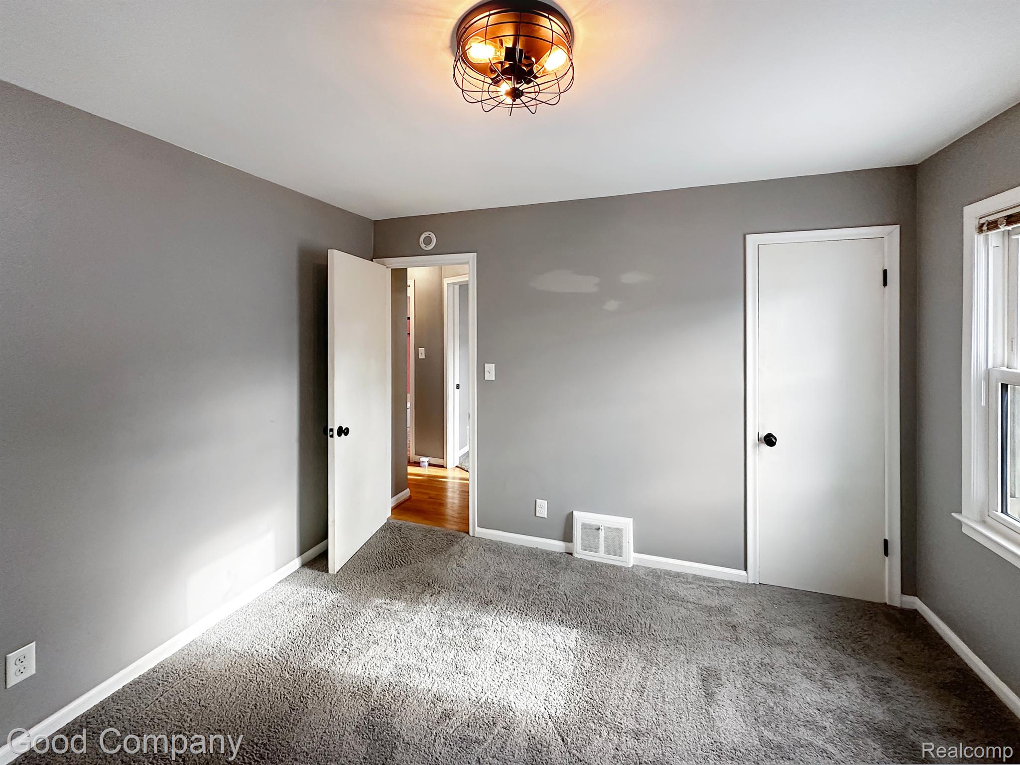 1496 E LINCOLN Street