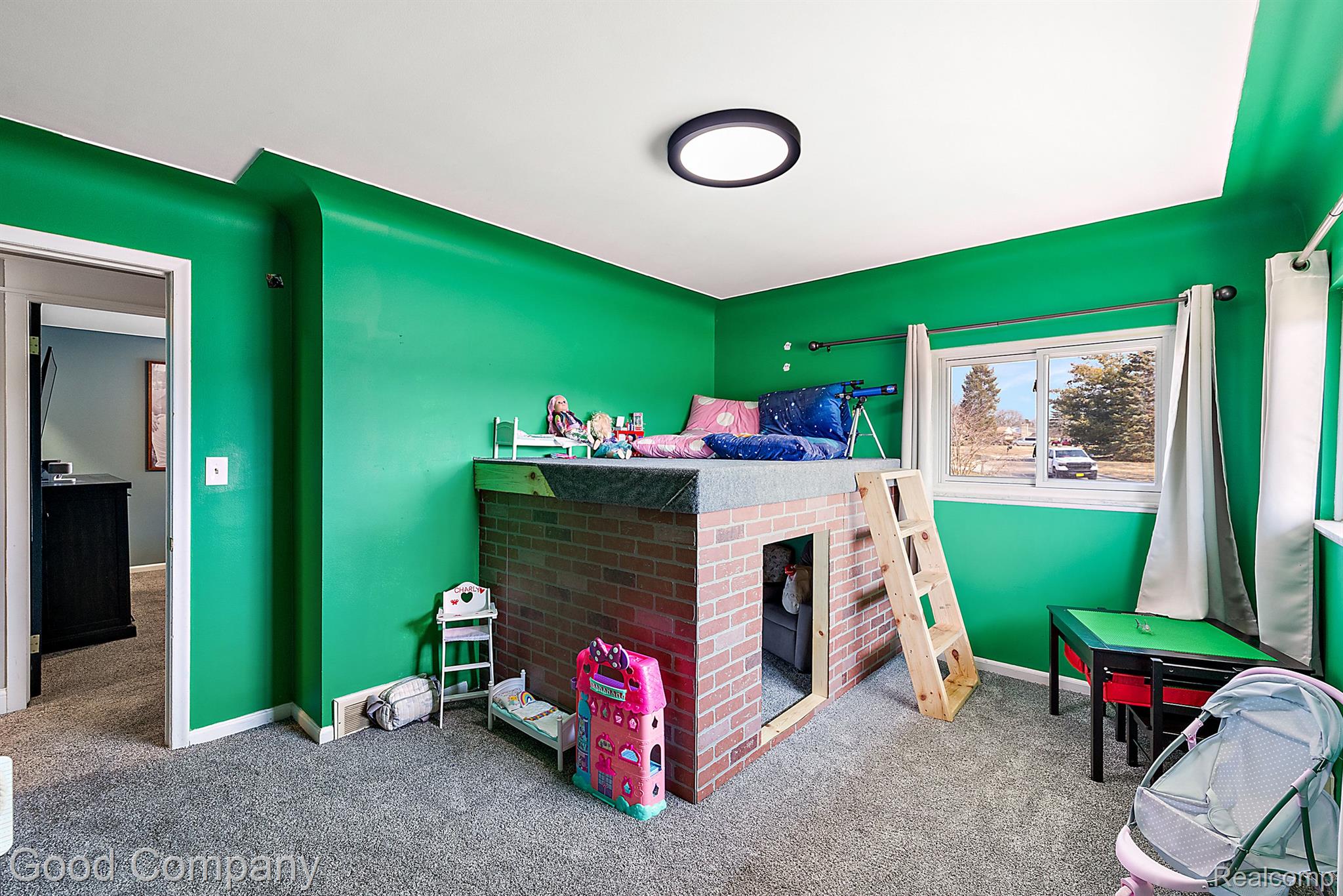 807 Sunnybeach Boulevard