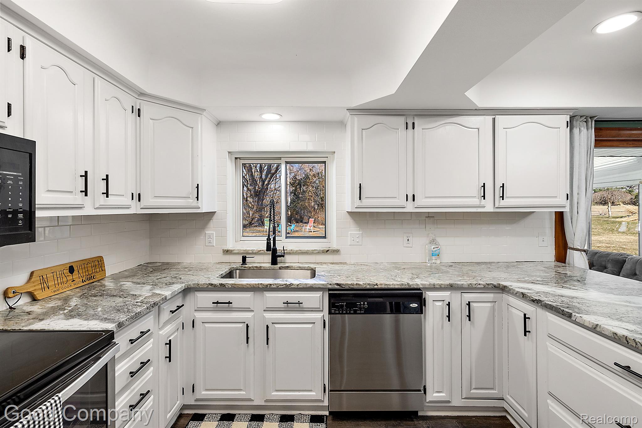 807 Sunnybeach Boulevard