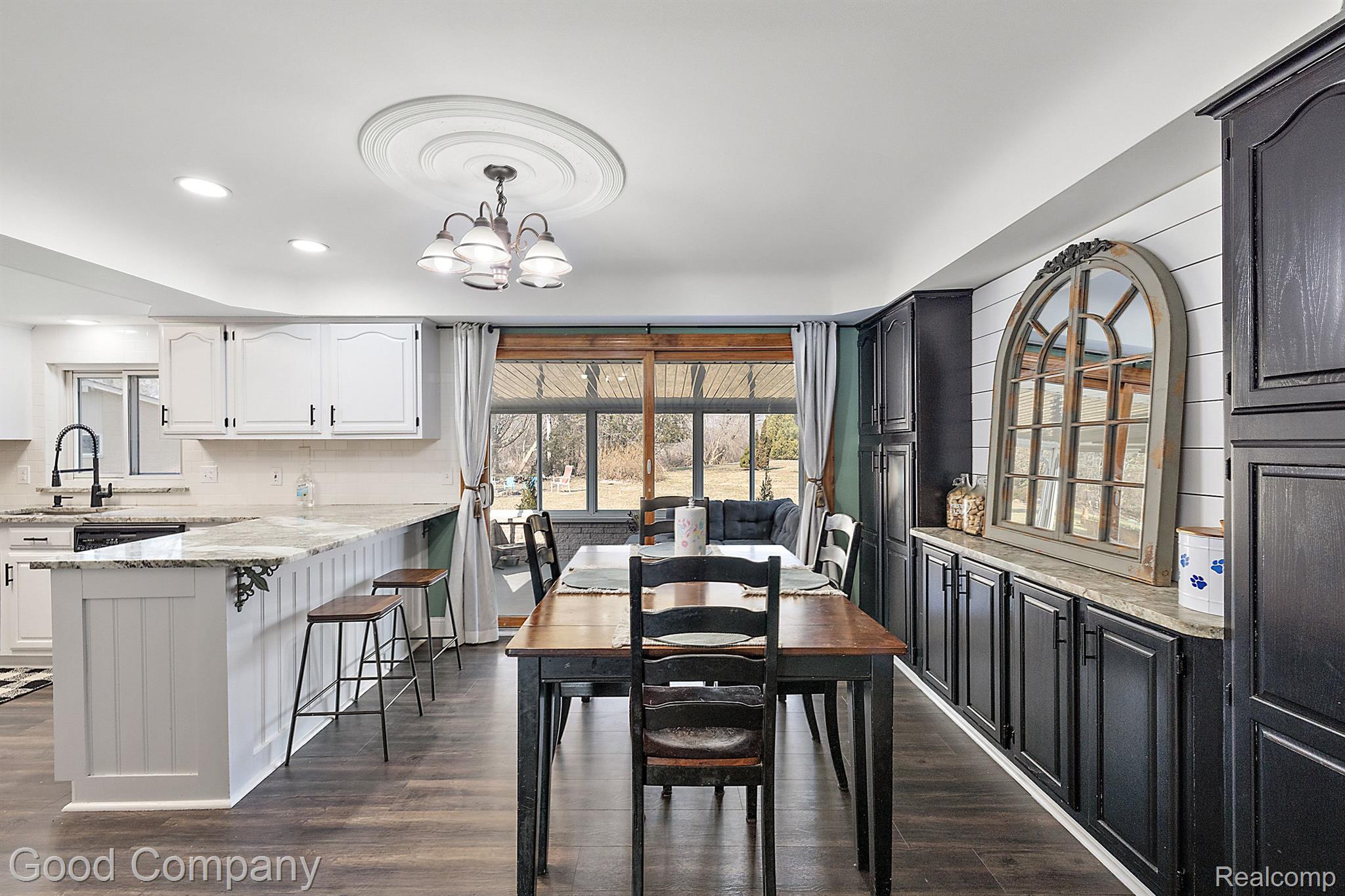 807 Sunnybeach Boulevard