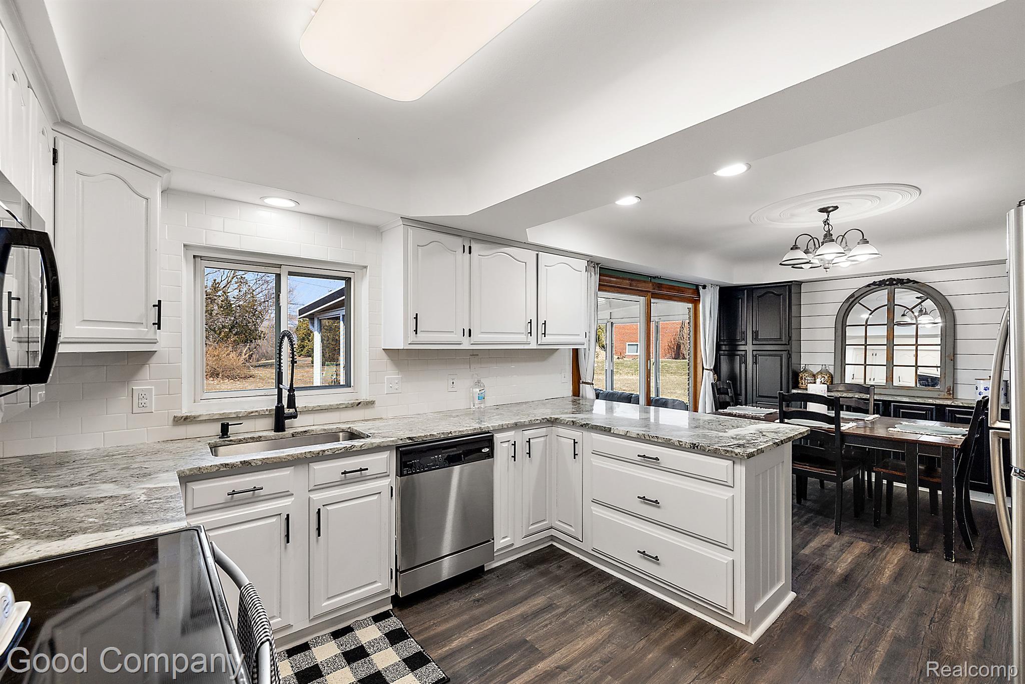 807 Sunnybeach Boulevard