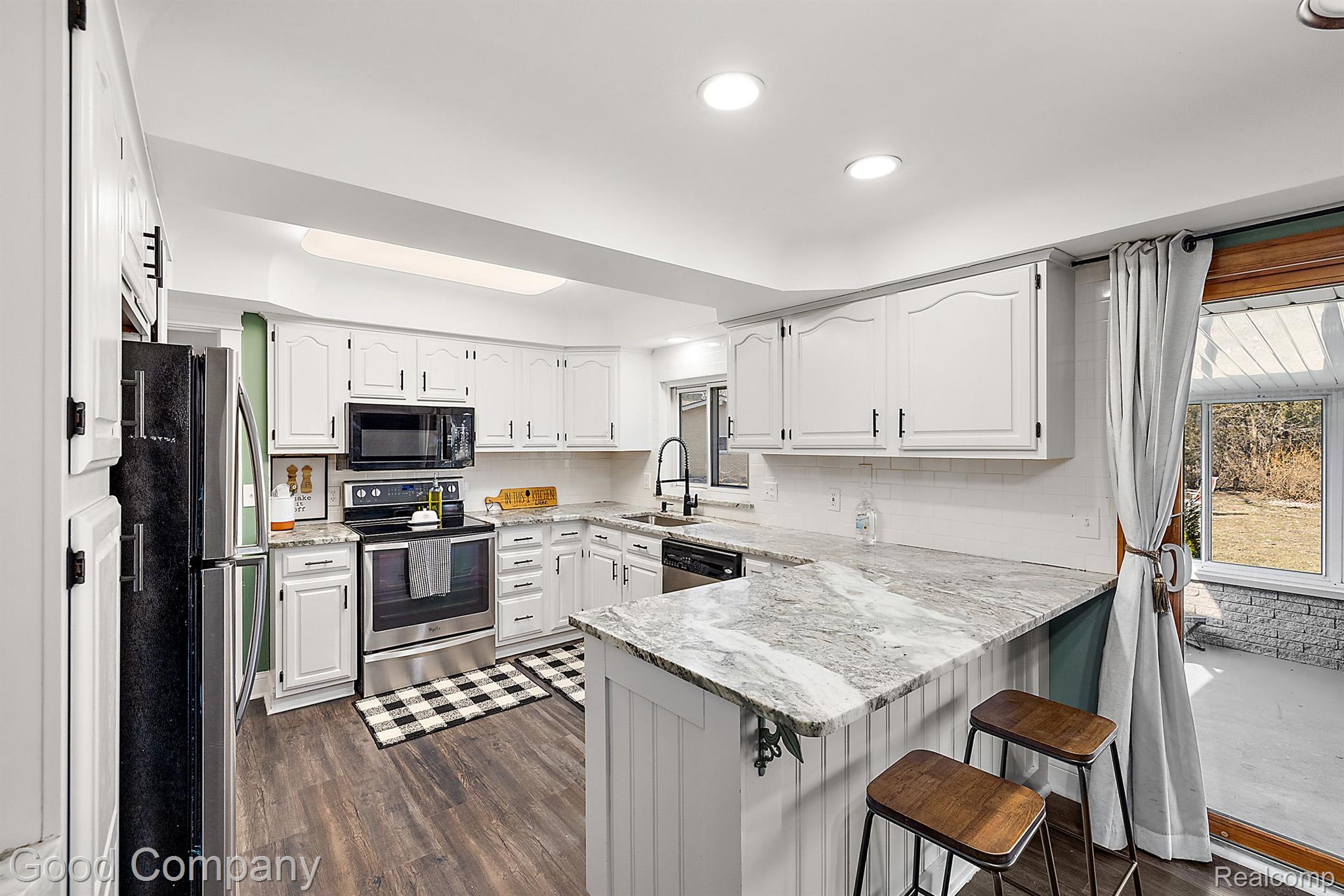 807 Sunnybeach Boulevard