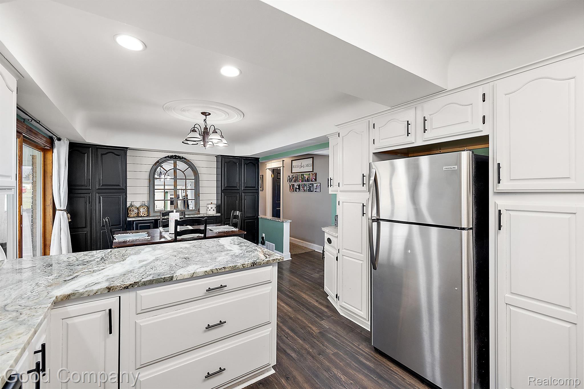 807 Sunnybeach Boulevard