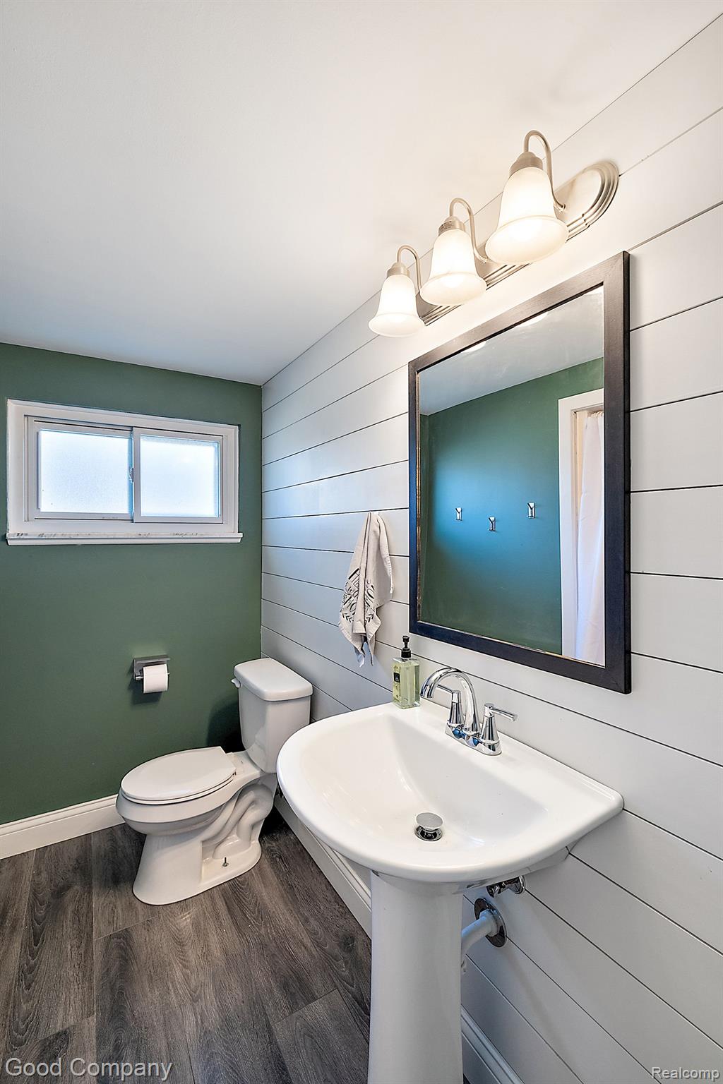 807 Sunnybeach Boulevard