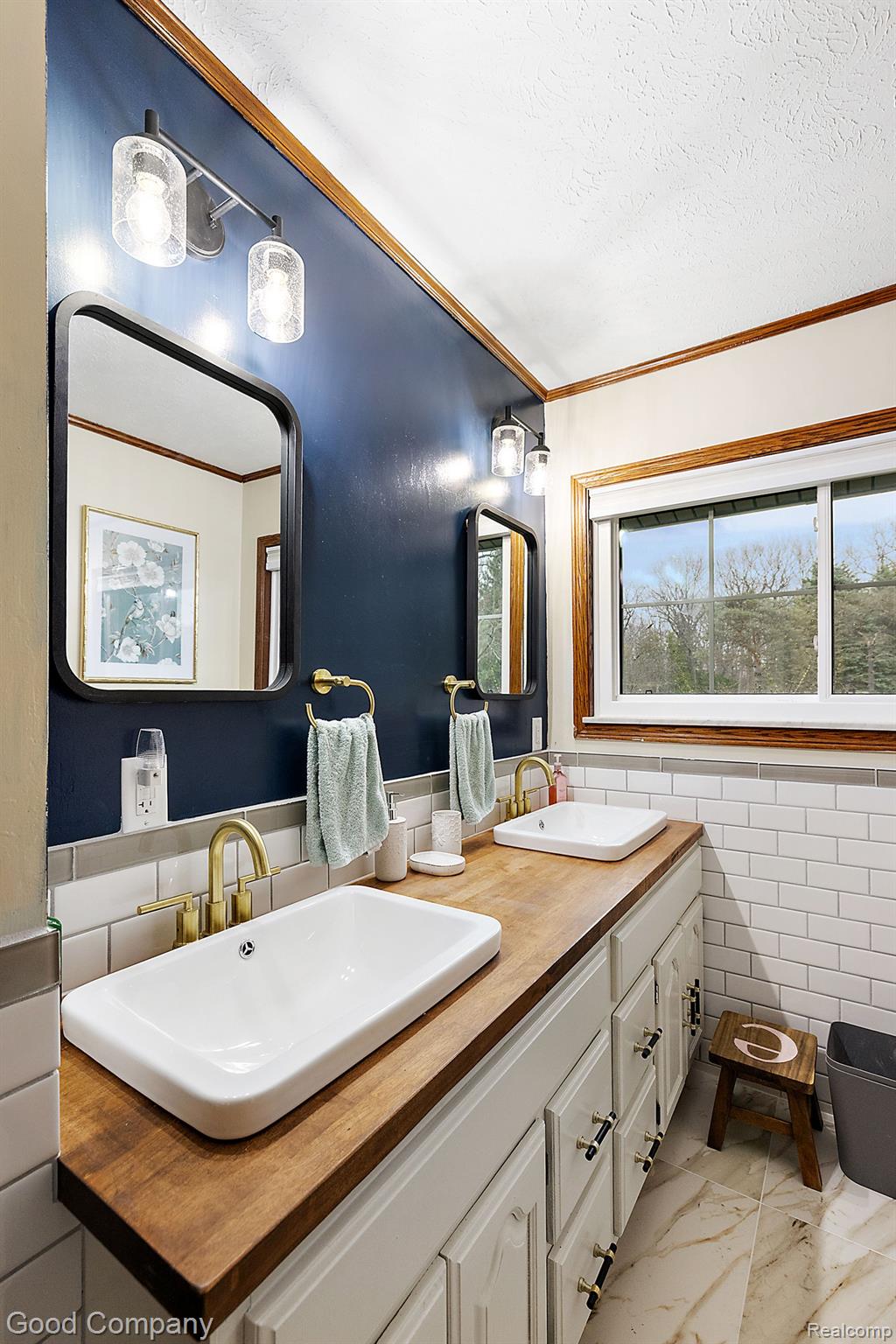 4948 MEADOWBROOK Lane