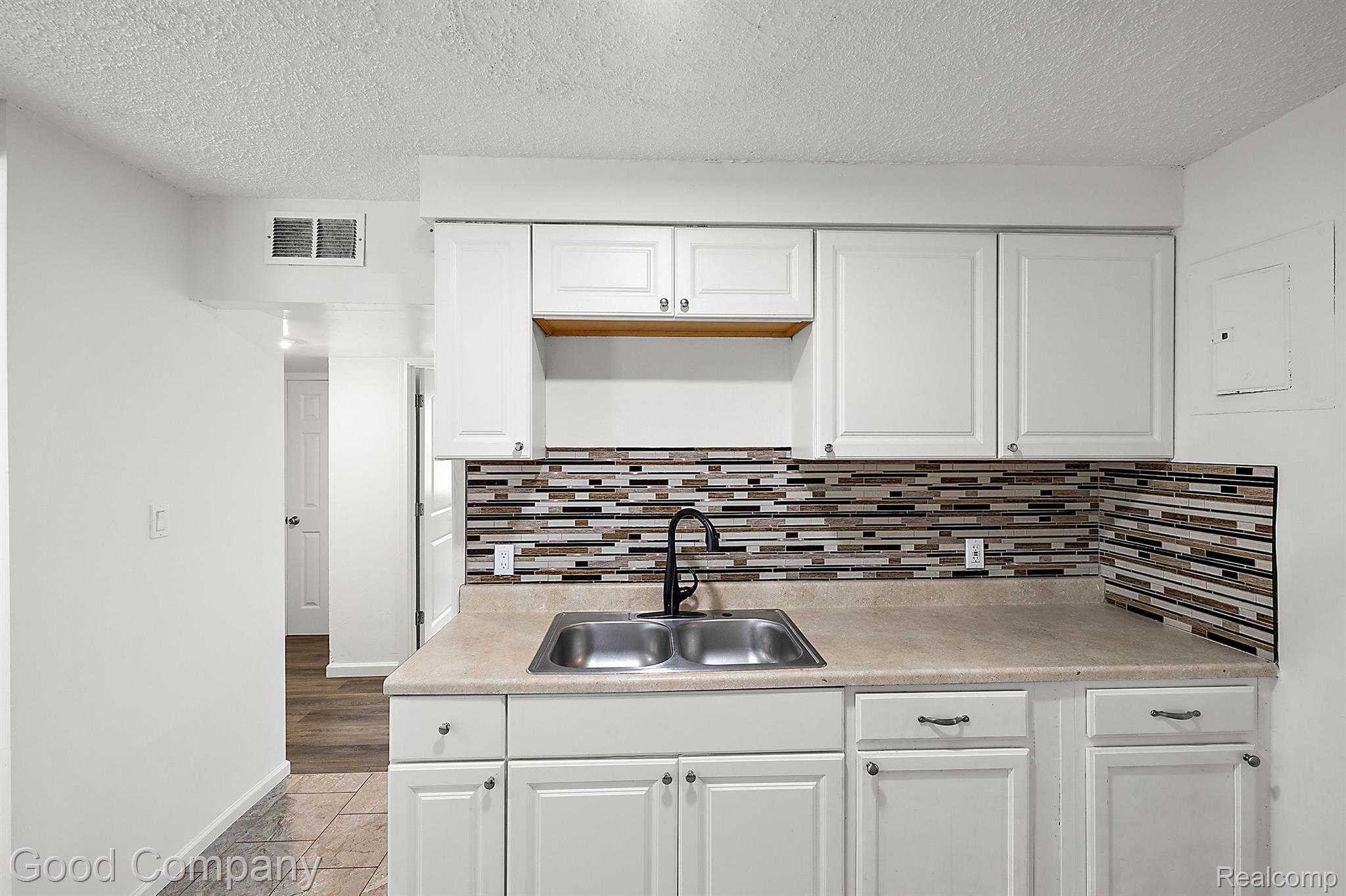 122 W FAIRMOUNT Avenue