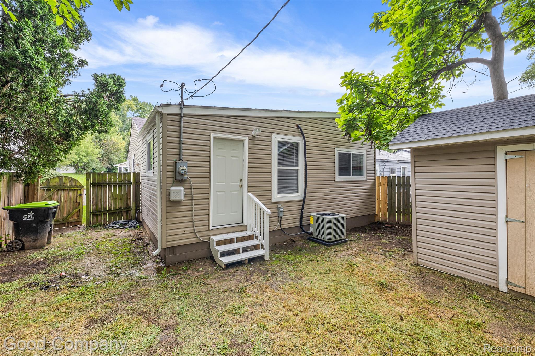 122 W FAIRMOUNT Avenue