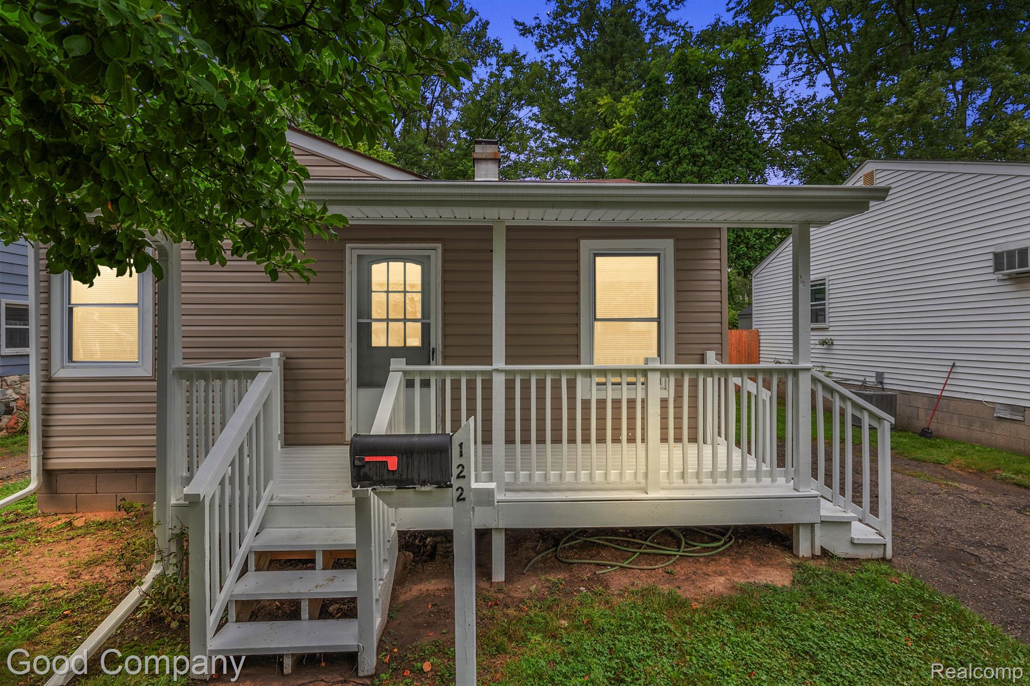 122 W FAIRMOUNT Avenue