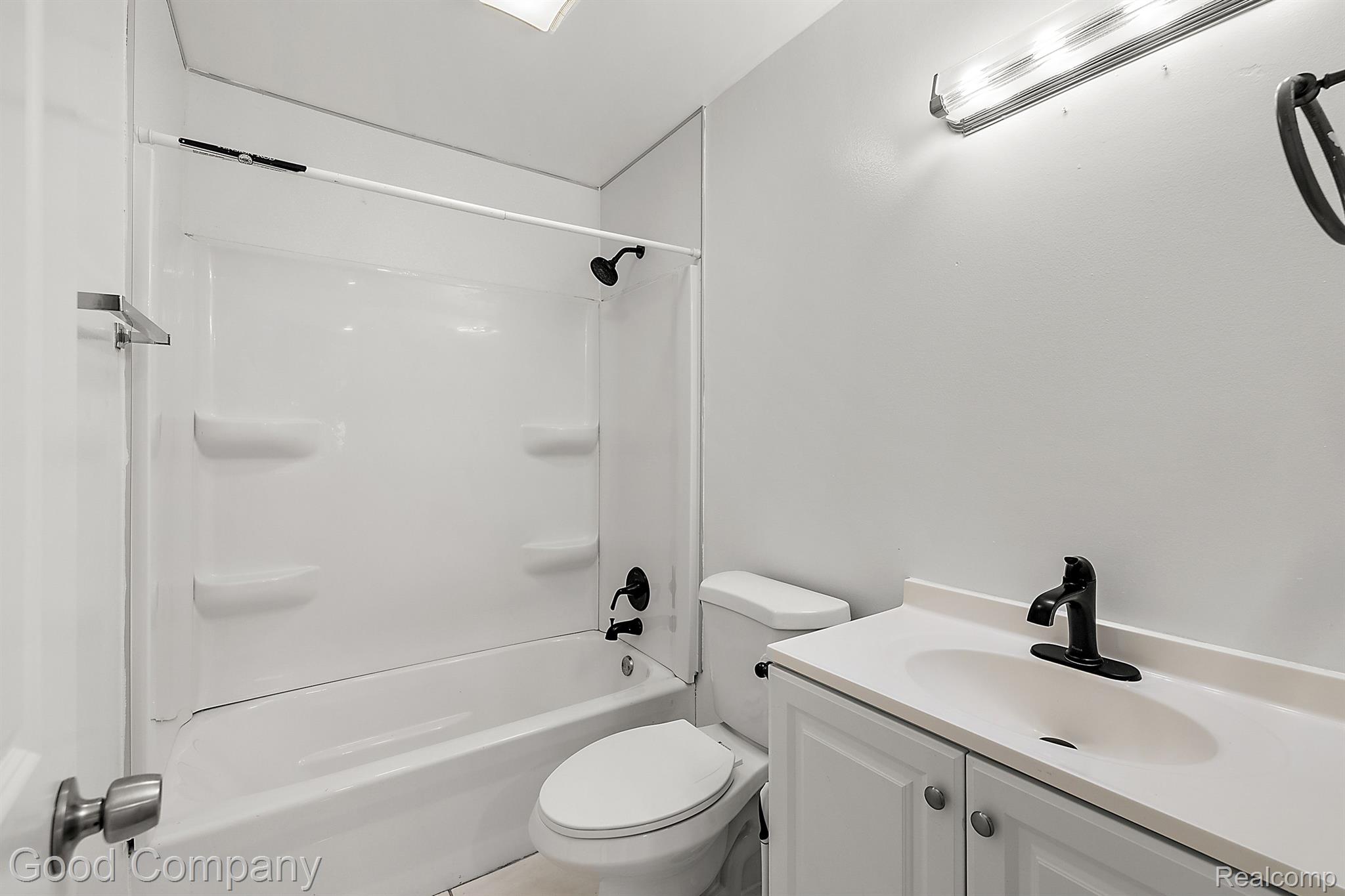 122 W FAIRMOUNT Avenue