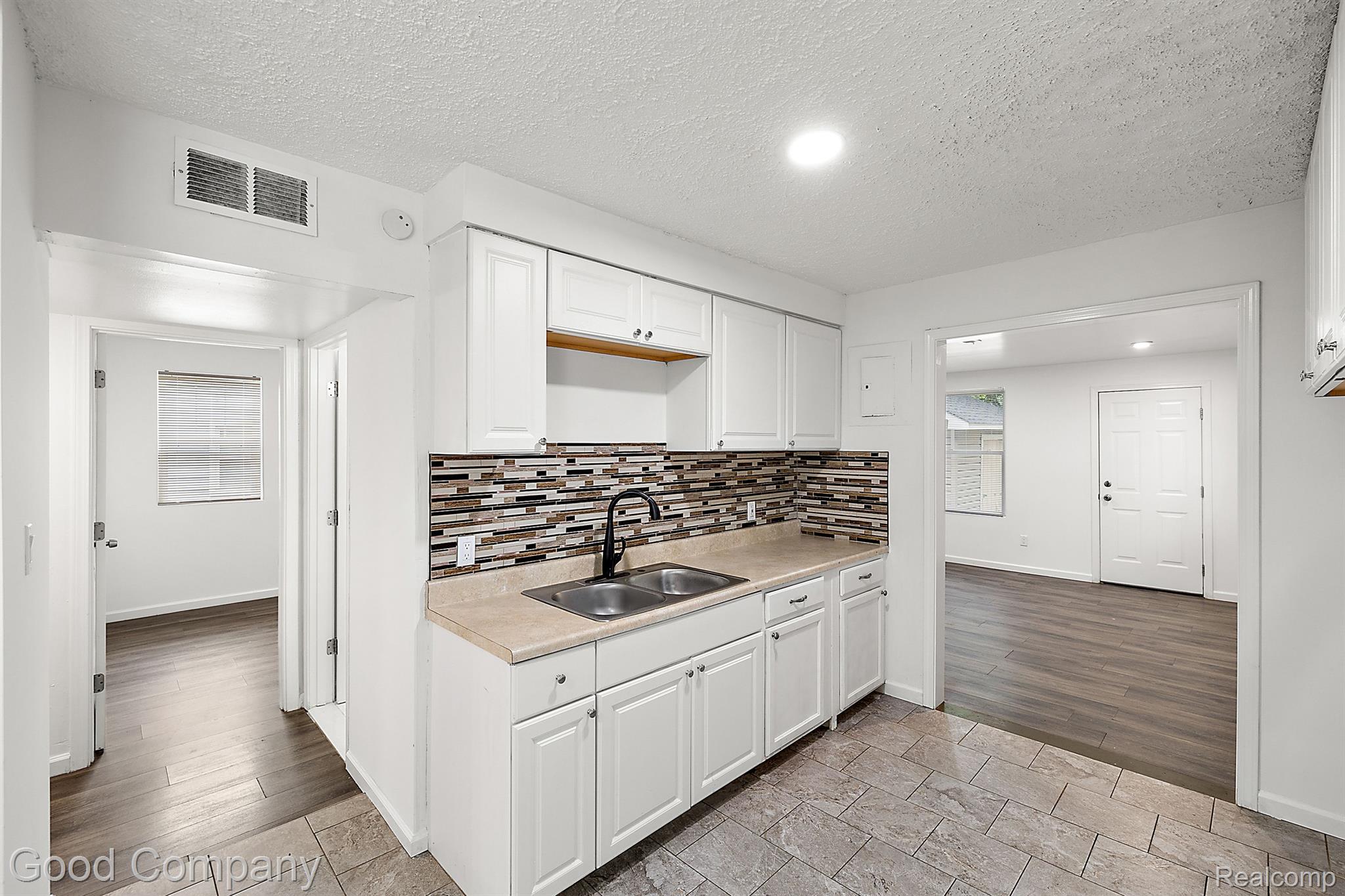 122 W FAIRMOUNT Avenue