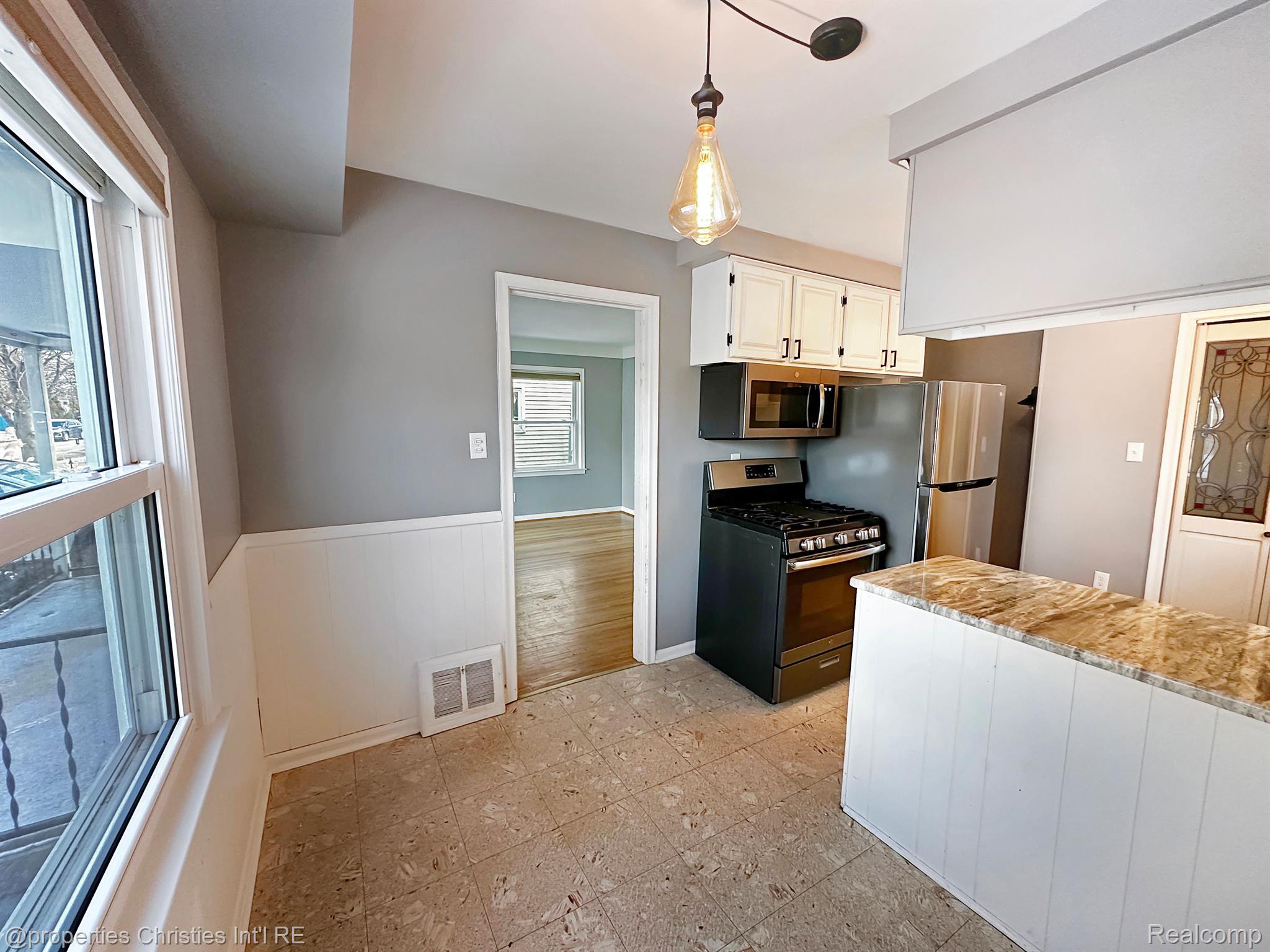 1496 E LINCOLN Street