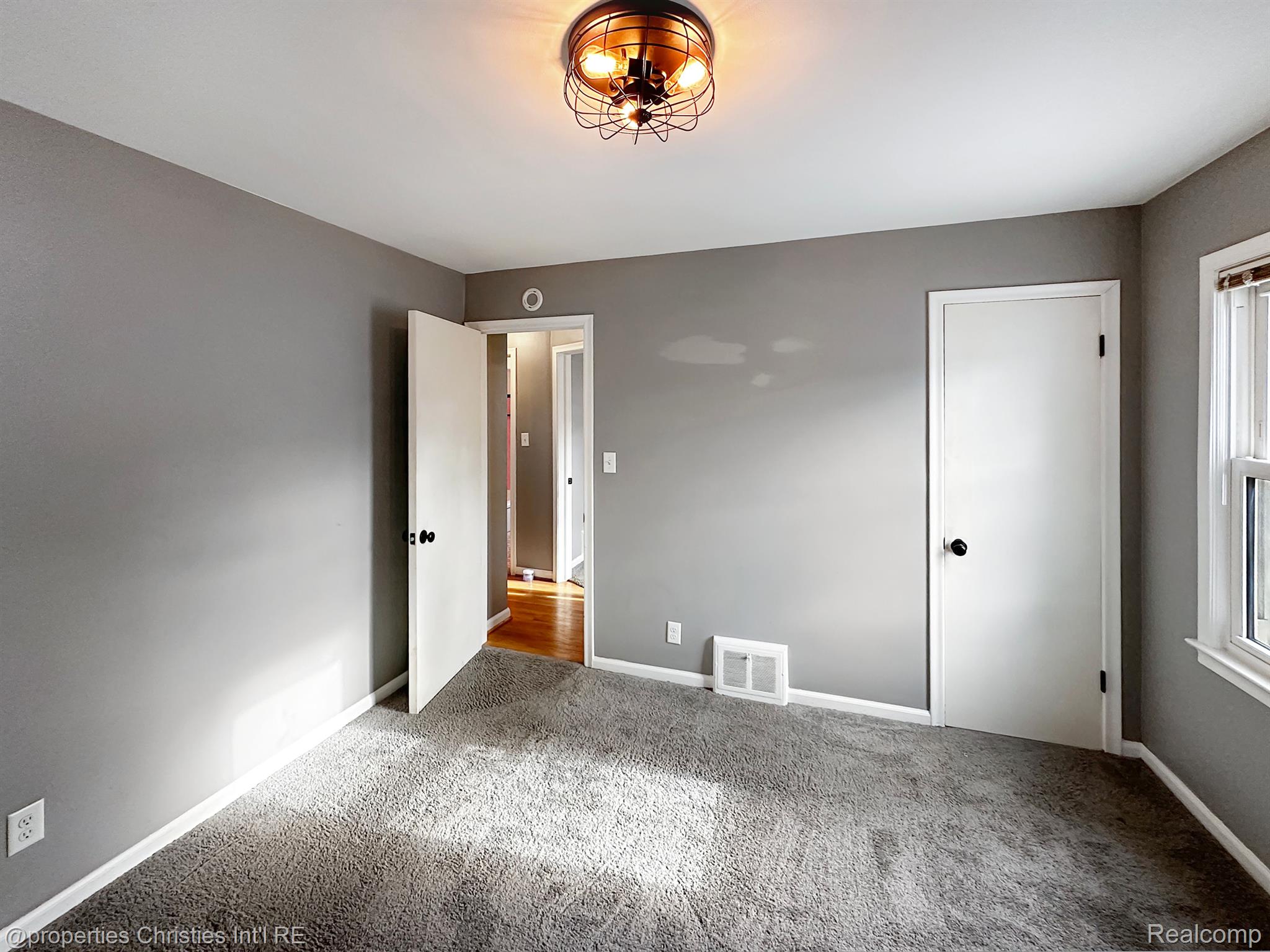 1496 E LINCOLN Street