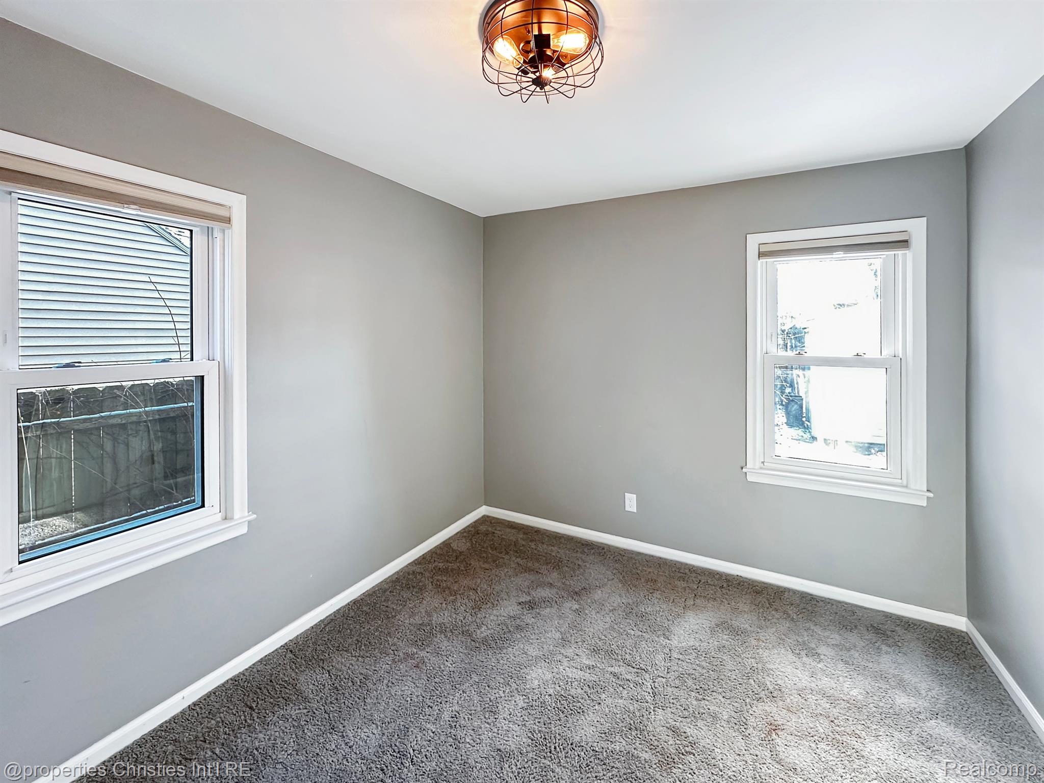 1496 E LINCOLN Street