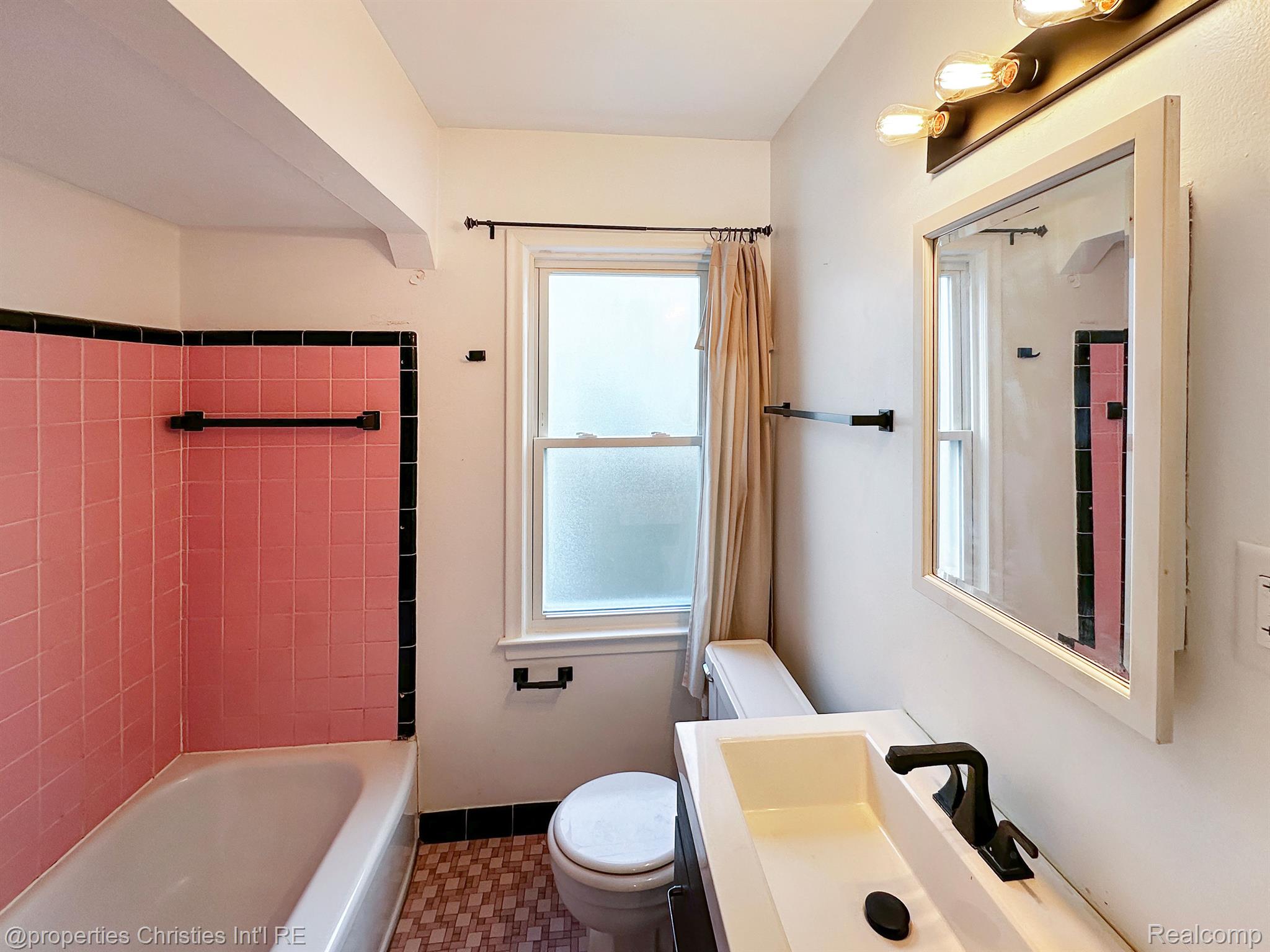 1496 E LINCOLN Street