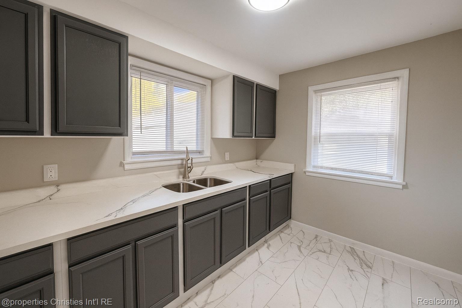 200 W Chicago Avenue