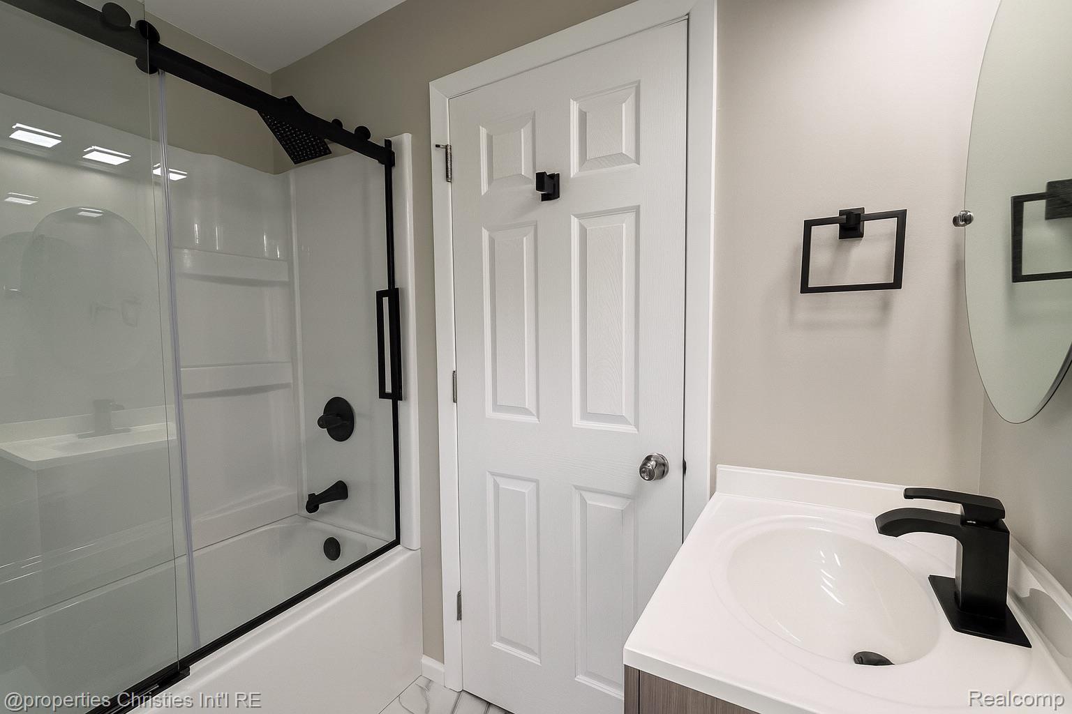 200 W Chicago Avenue