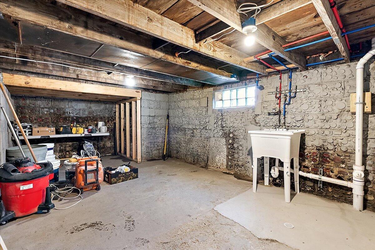 39 W Elza Avenue