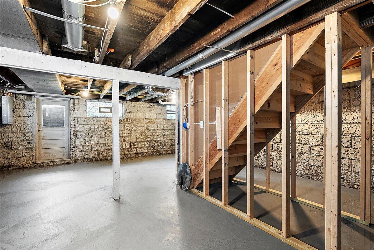 39 W Elza Avenue