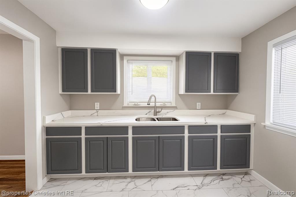 200 W Chicago Avenue