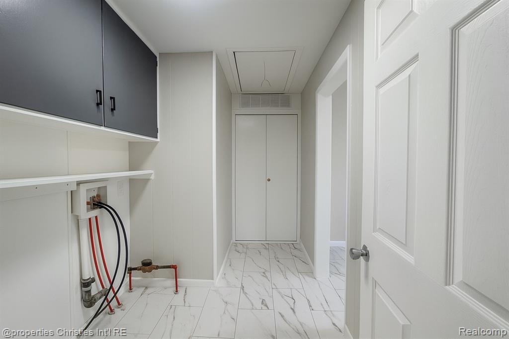 200 W Chicago Avenue