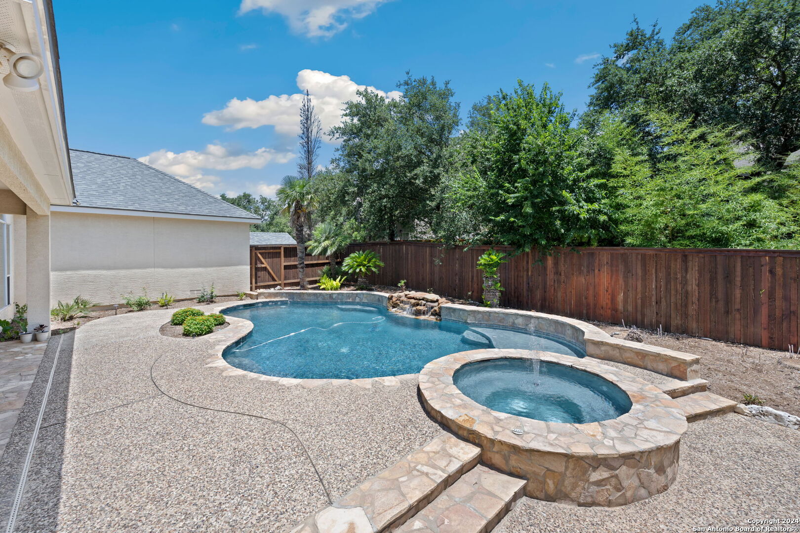 1007 WHITNEYS CT