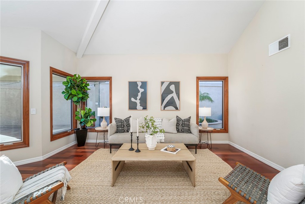 527 Avenida Buenos Aires