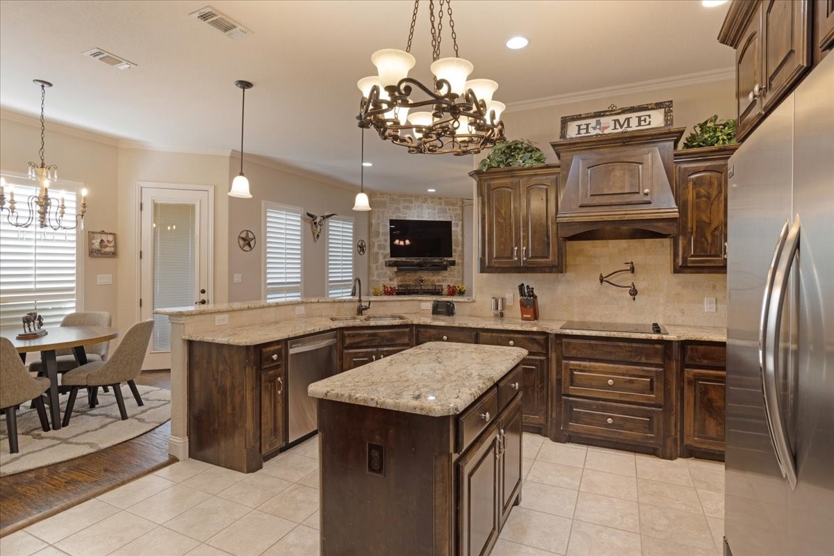 2704 Laurel Oaks