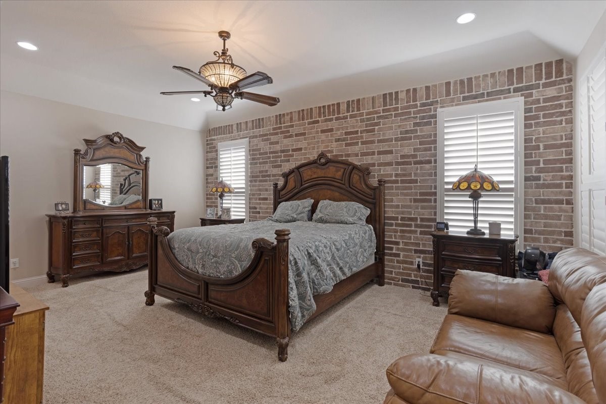 2704 Laurel Oaks