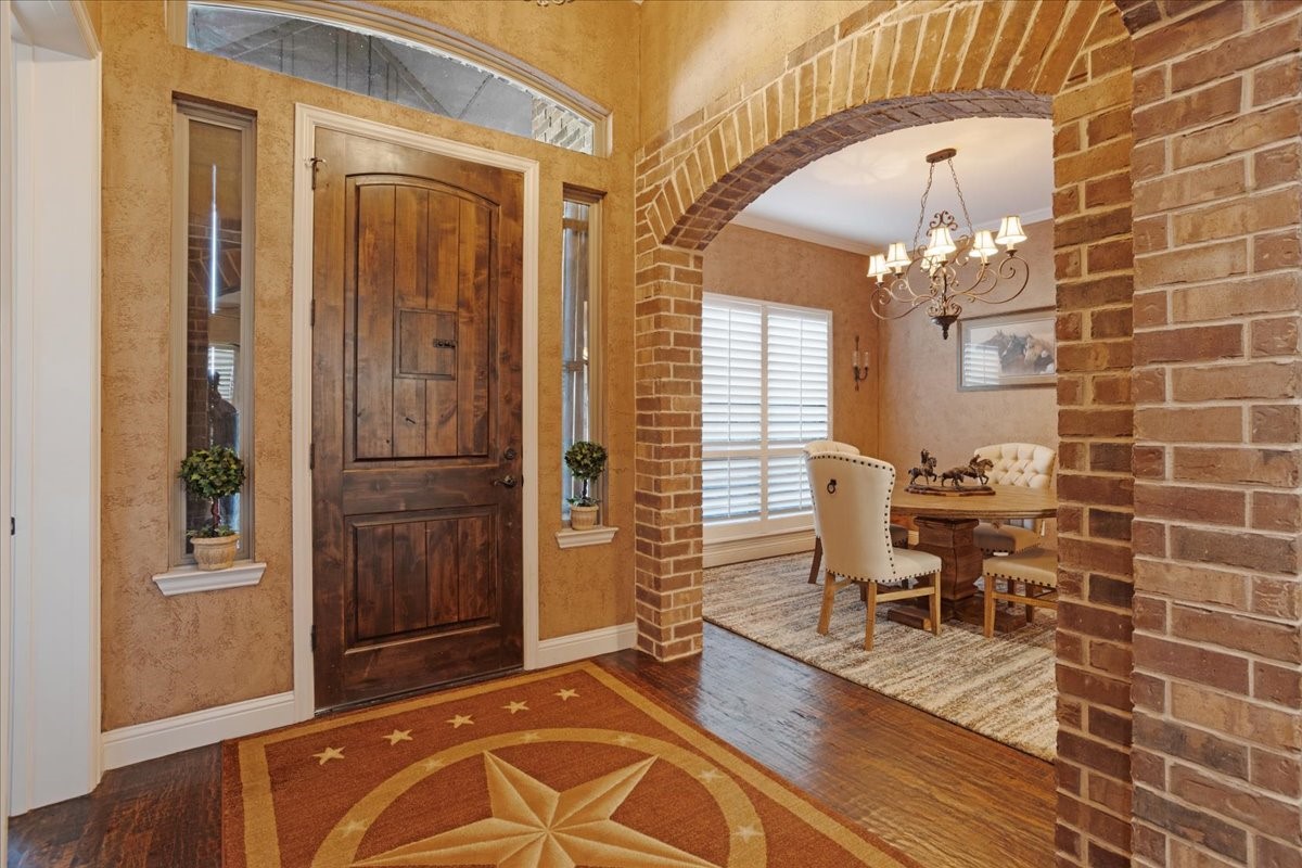 2704 Laurel Oaks