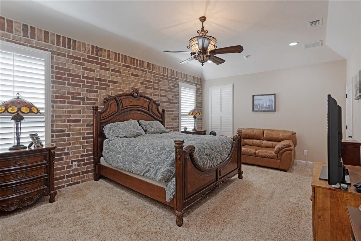 2704 Laurel Oaks