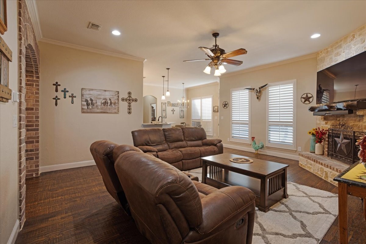 2704 Laurel Oaks