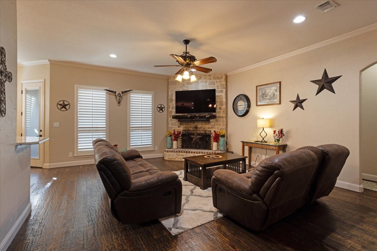 2704 Laurel Oaks