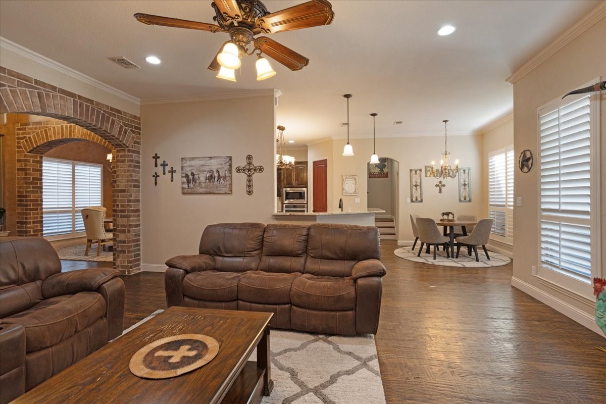 2704 Laurel Oaks