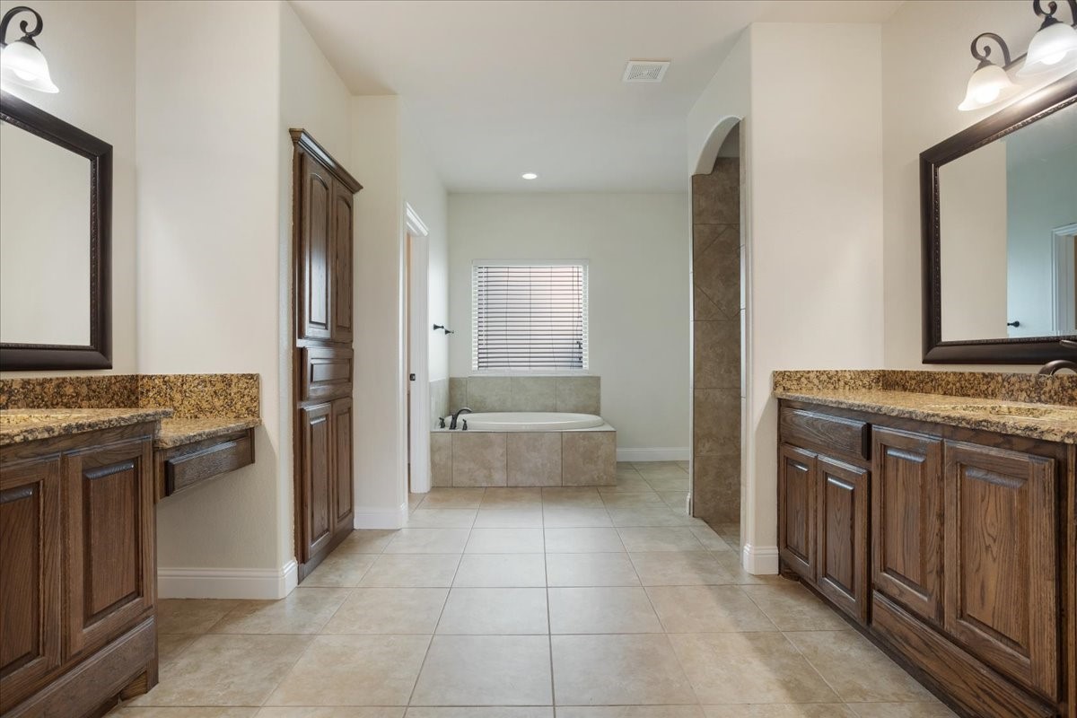 2741 Laurel Oaks