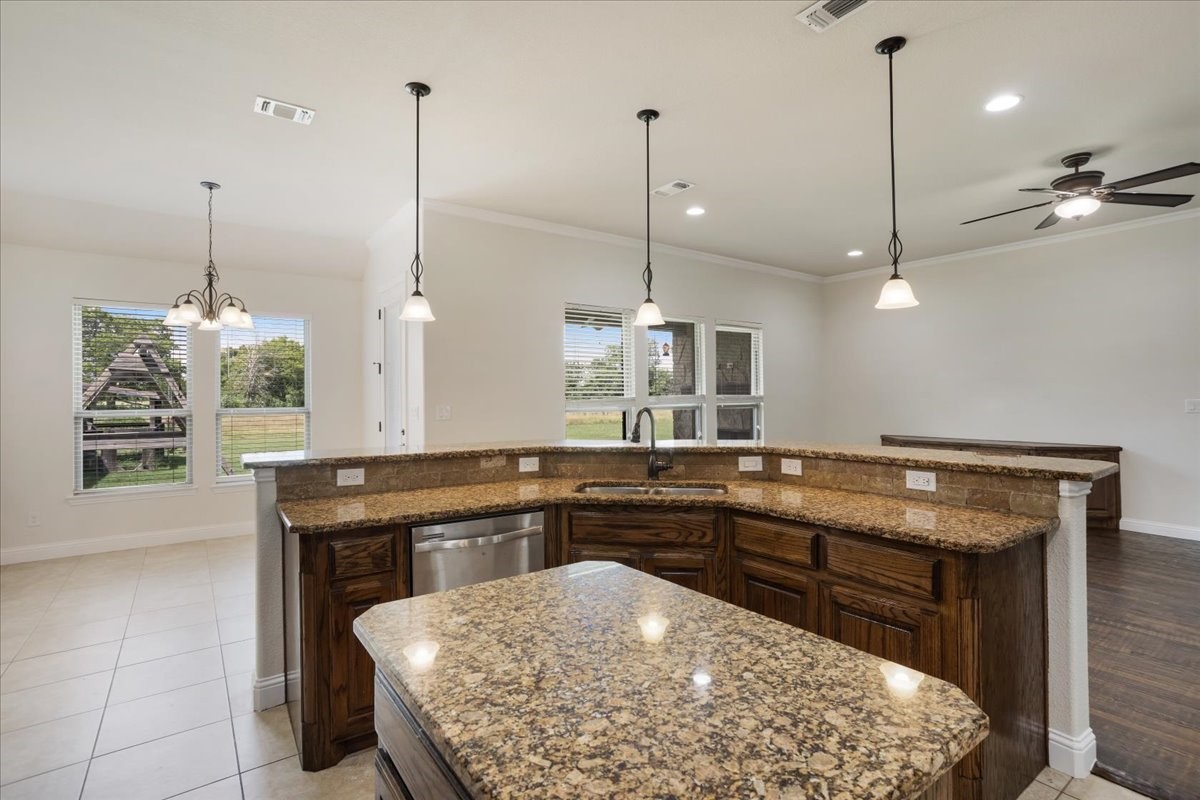 2741 Laurel Oaks