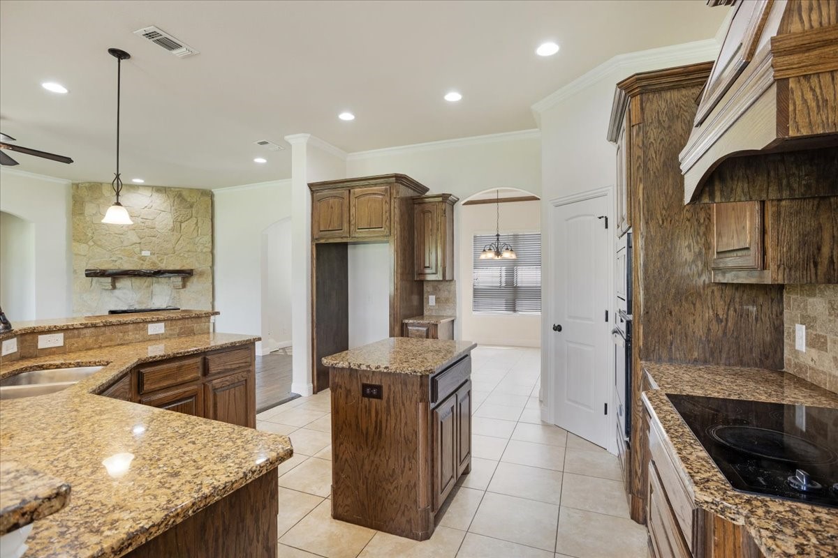 2741 Laurel Oaks