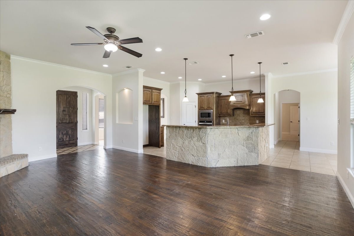 2741 Laurel Oaks