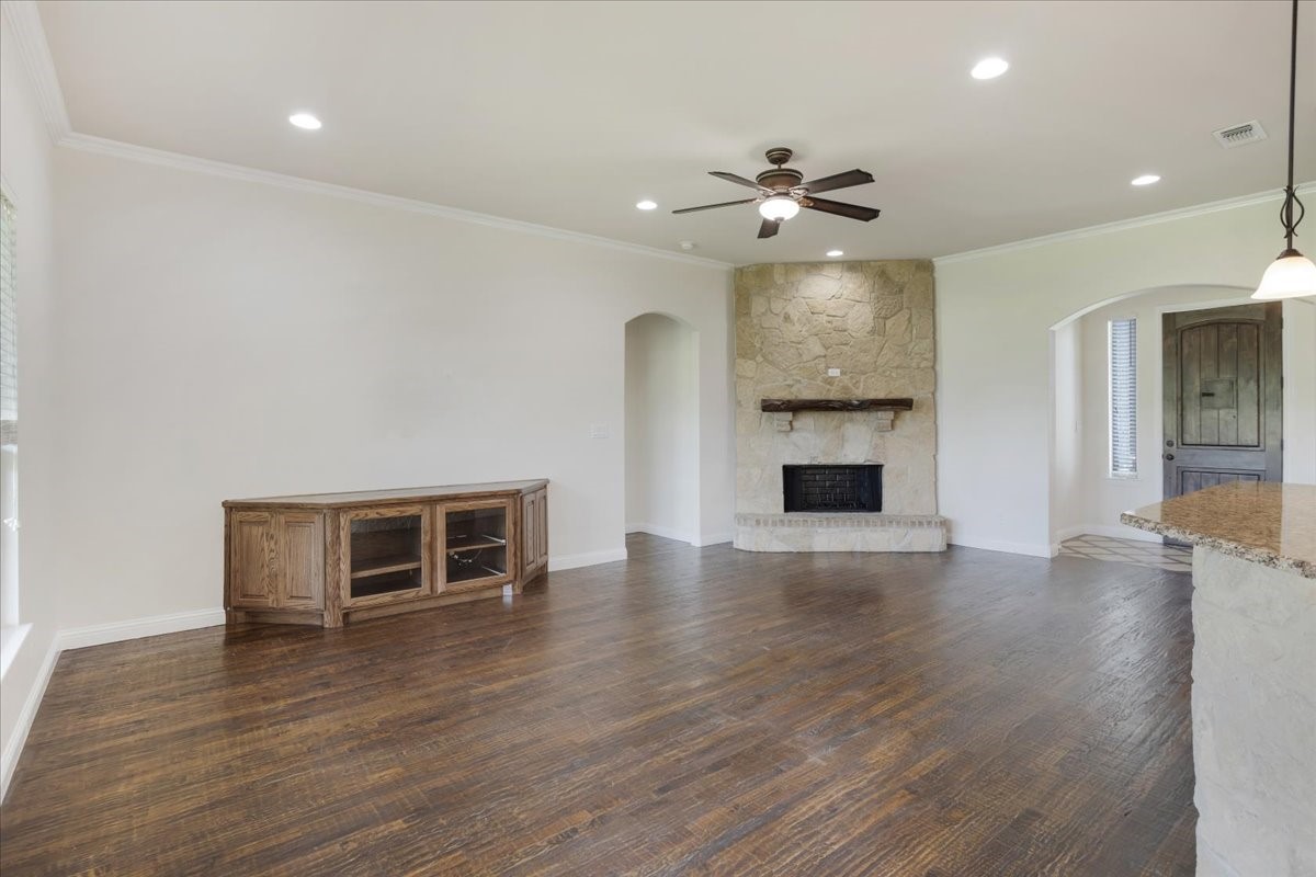 2741 Laurel Oaks