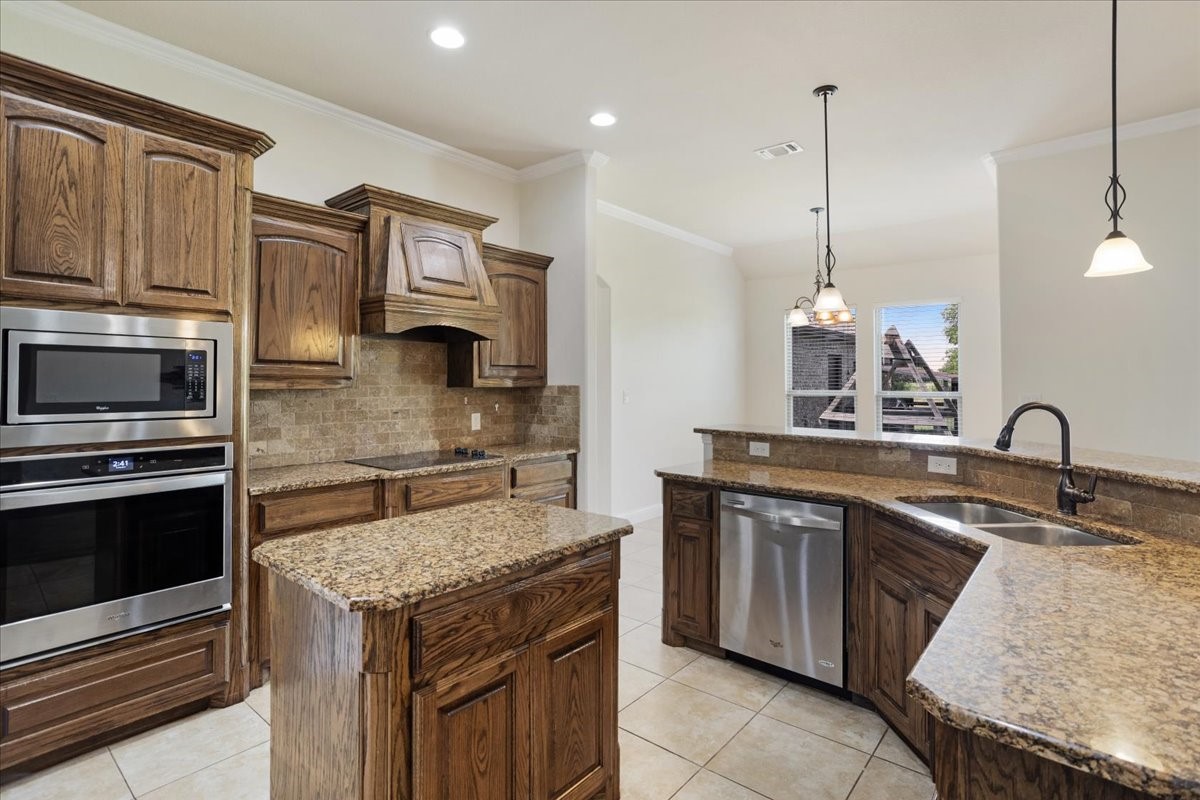 2741 Laurel Oaks