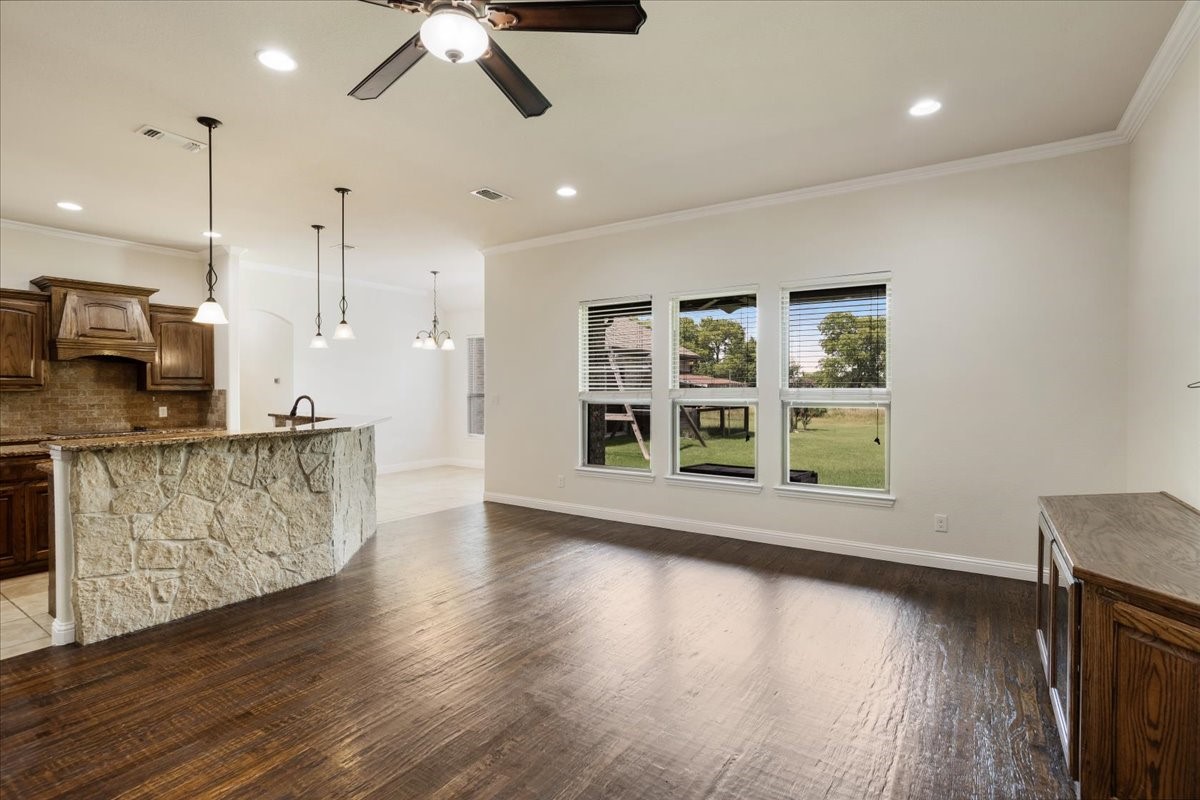 2741 Laurel Oaks