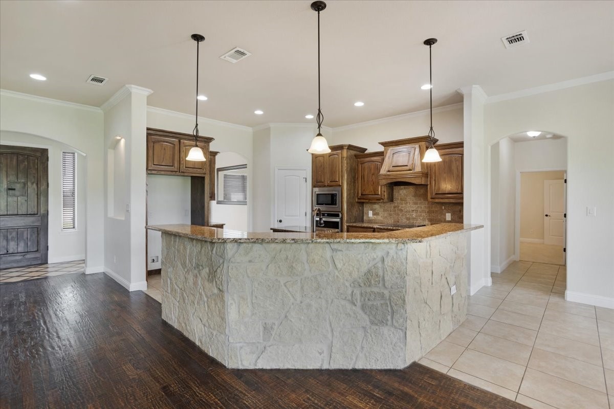 2741 Laurel Oaks