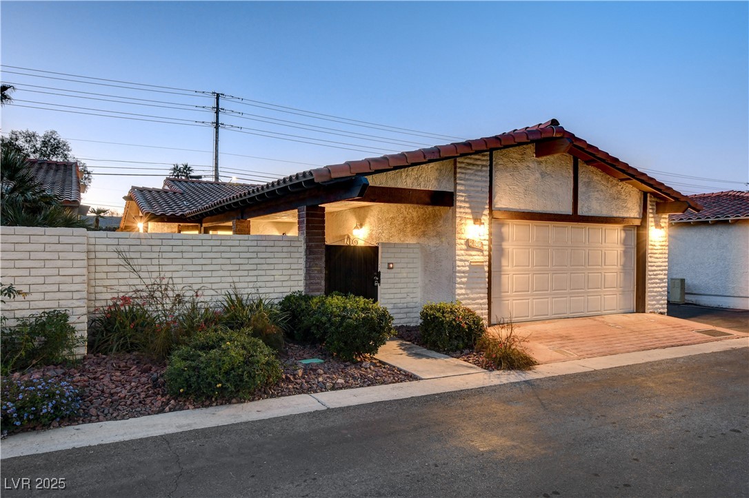 2100 Plaza Del Padre